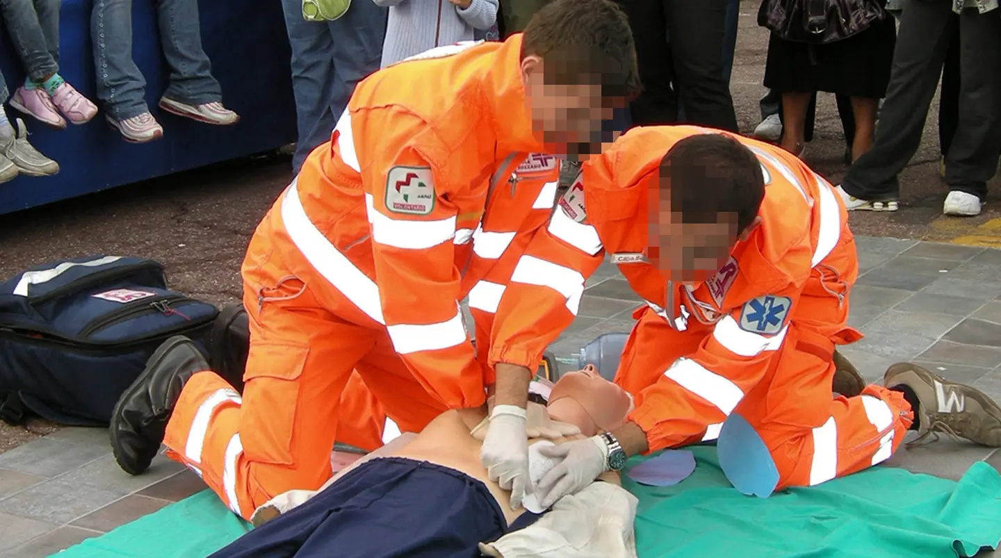 Colto da malore in mezzo al traffico: infermiere passa per caso e lo salva