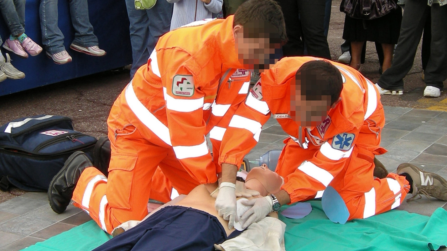  Due operatori impegnati con un defibrillatore (foto di repertorio)