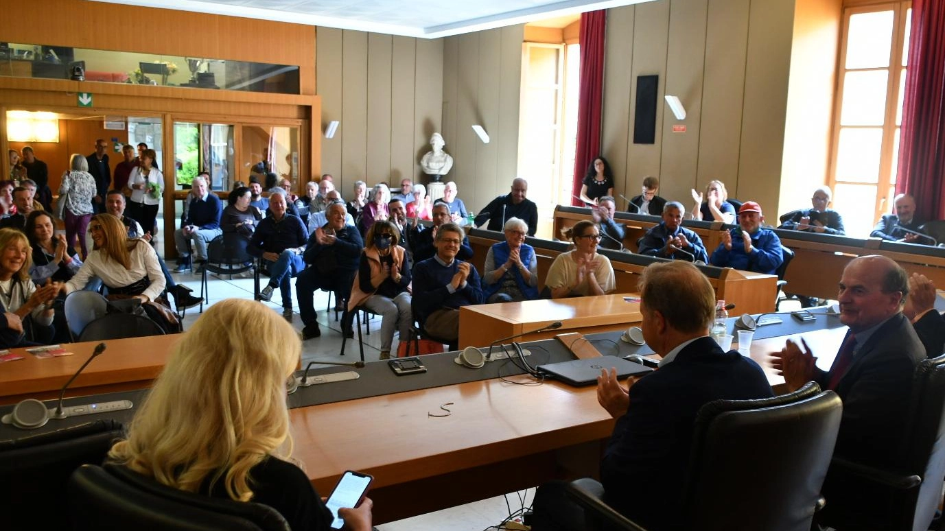 Bersani infiamma il Pd "Non permettiamo alla destra di radicarsi Tutti uniti per vincere" Bersani infiamma il Pd "Non permettiamo alla destra di radicarsi Tutti uniti per vincere"