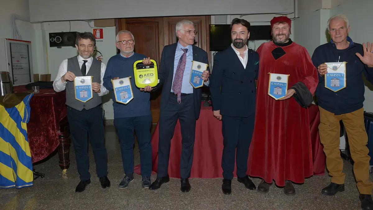 La consegna del defibrillatore (foto Regalami un sorriso) La consegna del defibrillatore (foto Regalami un sorriso)