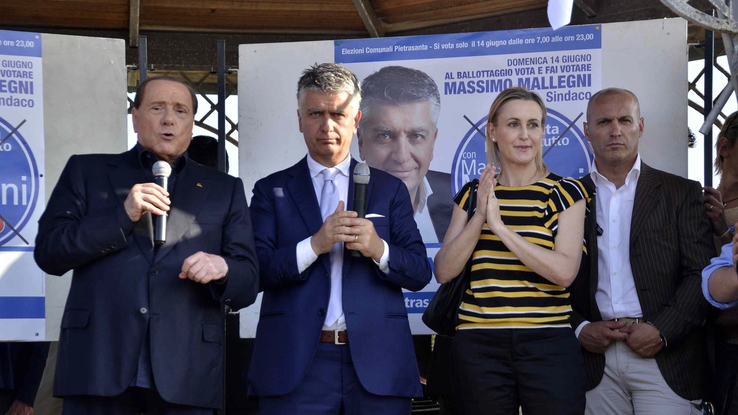 Il comizio a sostegno di Massimo Mallegni, candidato sindaco per il centrodestra