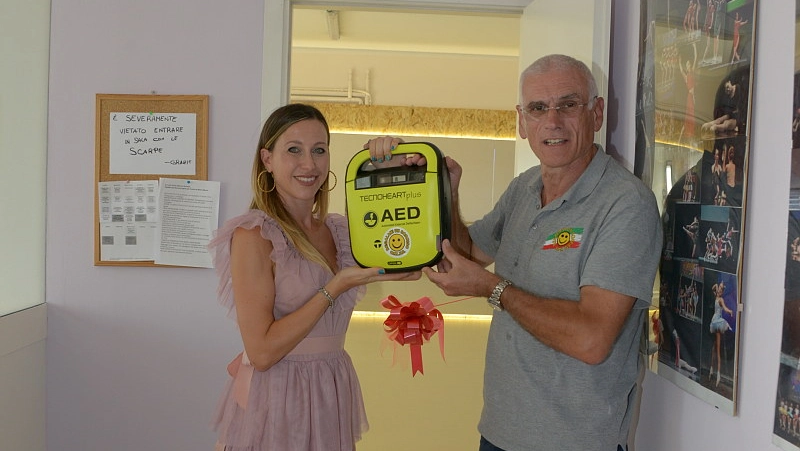 La consegna del defibrillatore (foto Regalami un sorriso)