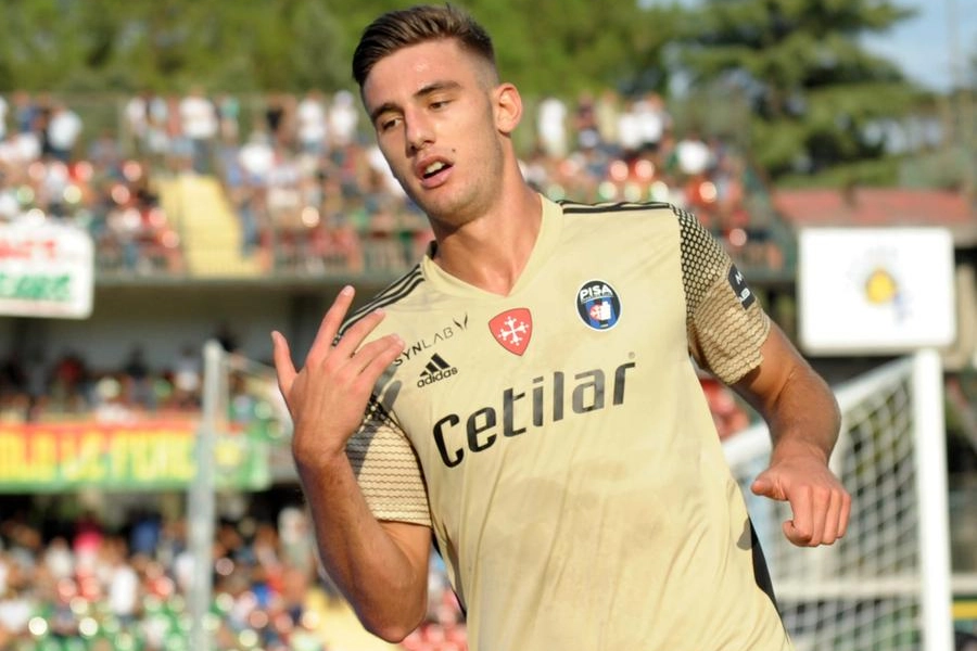 Lorenzo Lucca con la maglia del Pisa: ora gioca nell’Ajax