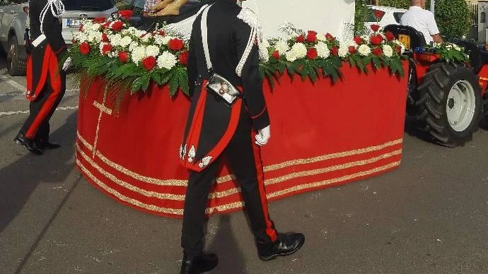 Seano unita in processione. L’ultima messa di don Moro Seano unita in processione. L’ultima messa di don Moro