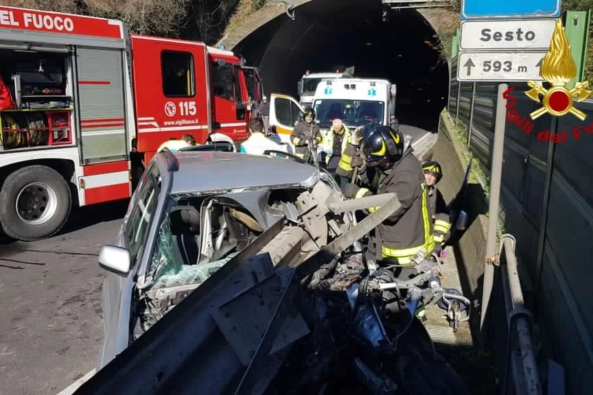 Il conducente dell'auto è rimasto bloccato tra le lamiere e il guardrail