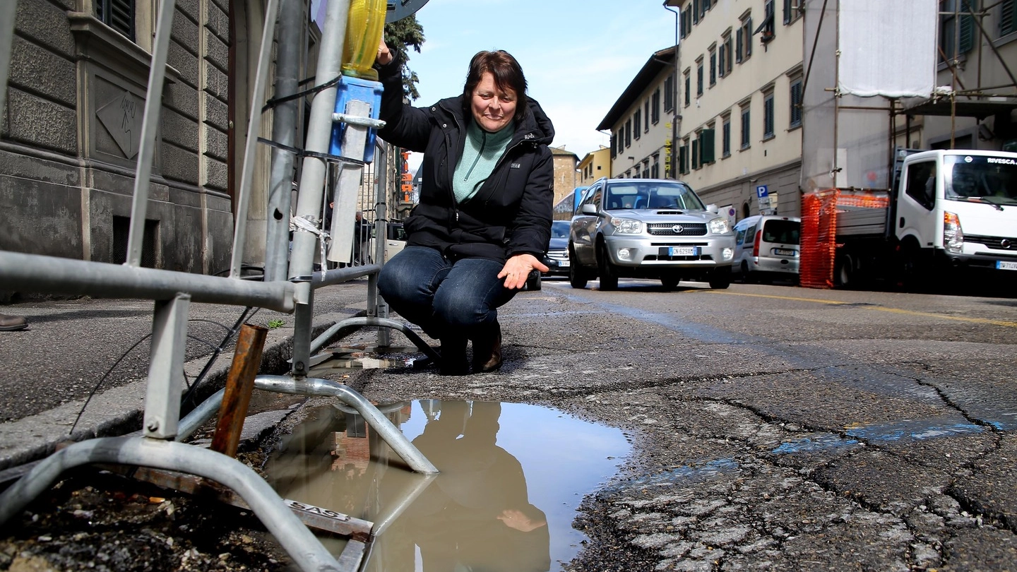 Una buca in via Senese a Firenze (Marco Mori / New Press Photo)