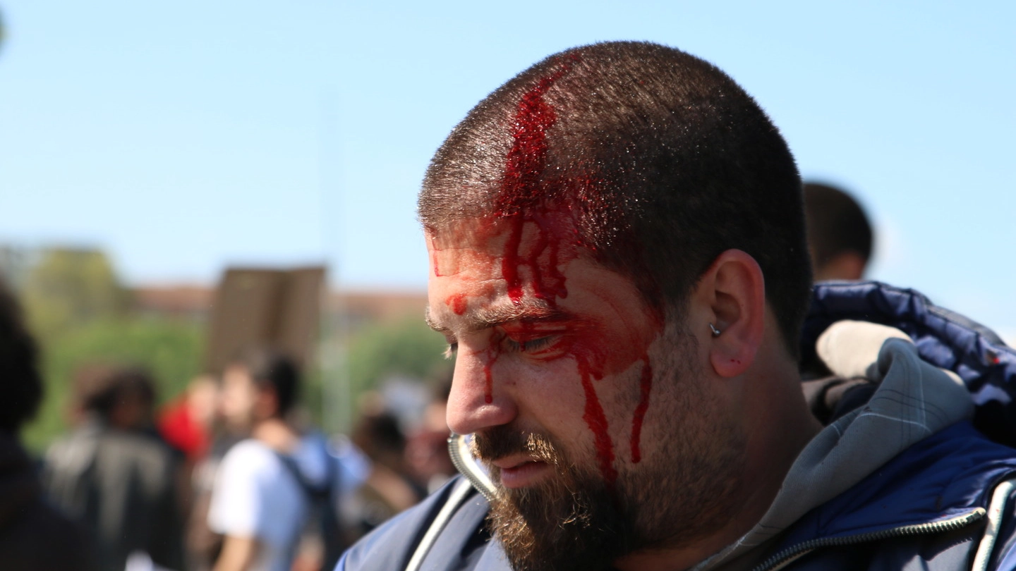 Un ferito negli scontri fra forze dell'ordine e manifestanti a Pisa 