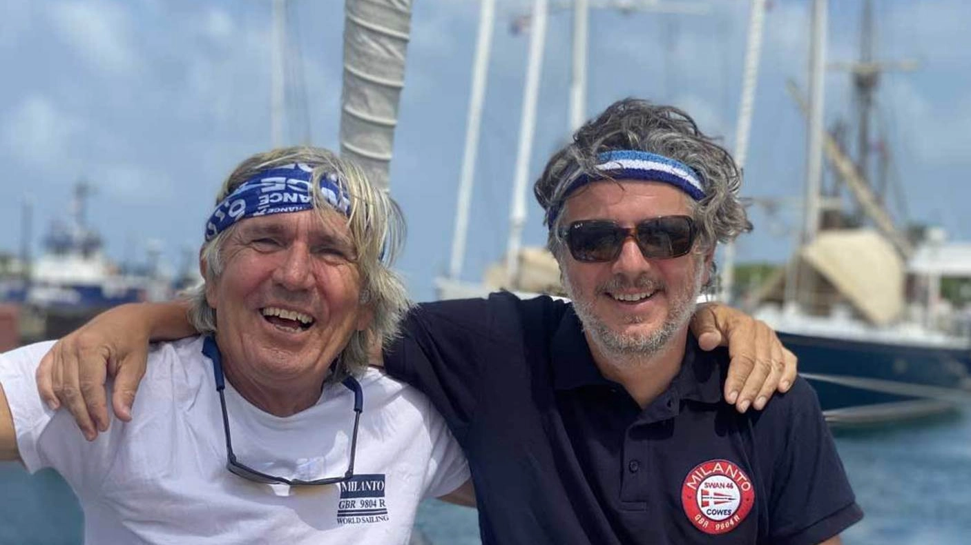 Valerio Bardi e Lorenzo Cipriani si abbracciano sulla barca a vela