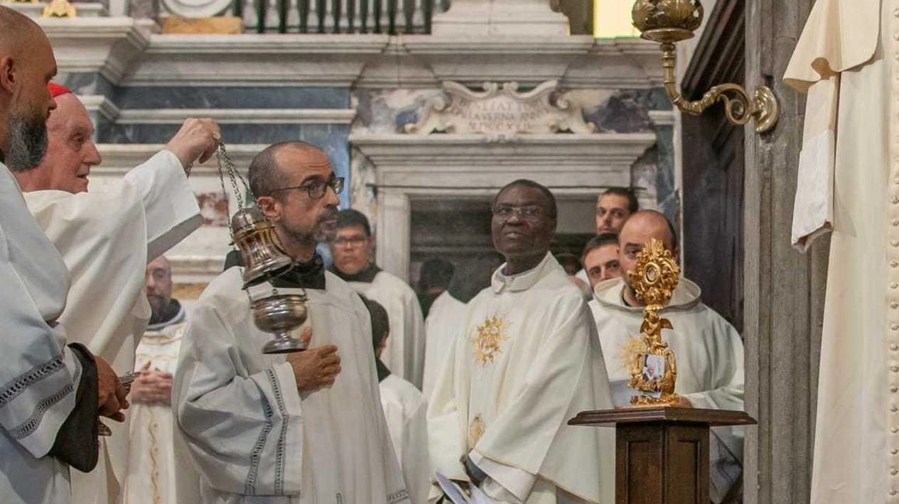 Uno dei momenti della consegna delle reliquie alla Verna Uno dei momenti della consegna delle reliquie alla Verna