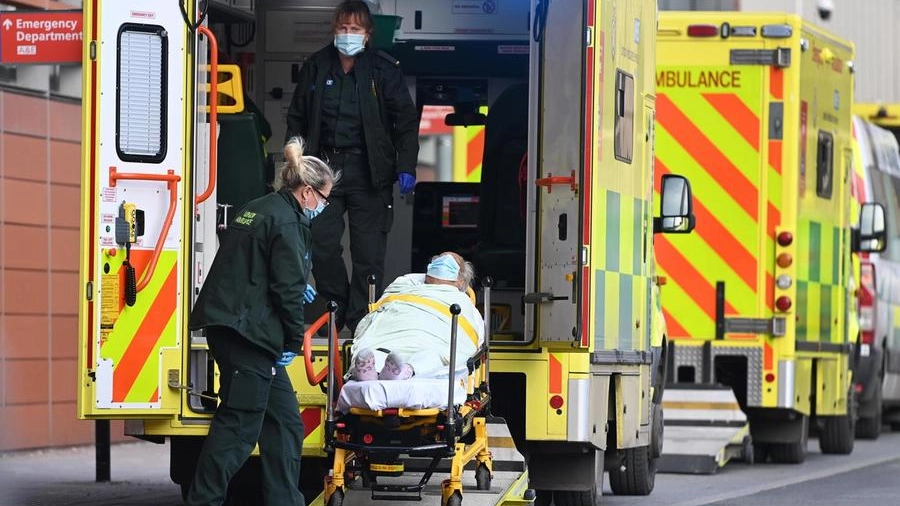 Un'ambulanza fuori dal Royal London hospital a Londra (Ansa)