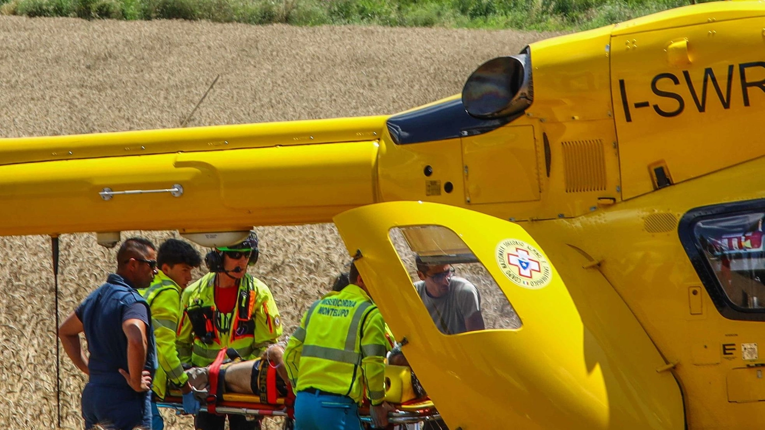 Un uomo di 53 anni è rimasto gravemente ferito in un incidente sul lavoro a Frassineto, Arezzo. È stato trasportato in codice rosso al pronto soccorso delle Scotte a Siena con l'elisoccorso Pegaso 1. È stato attivato il Pisll della Asl per le indagini di polizia giudiziaria.