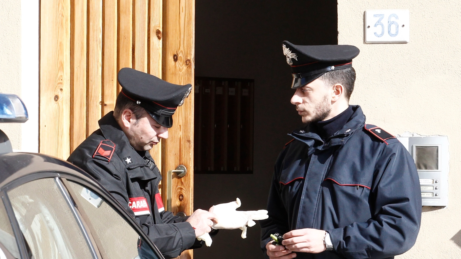 I carabinieri davanti alla porta di casa degli anziani 