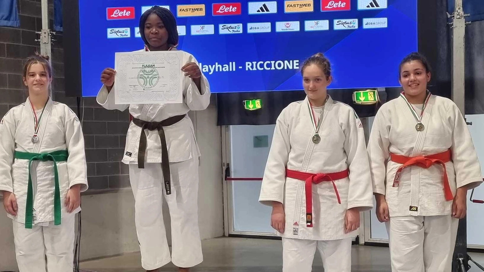 Klea Marku, tredicenne di Pietrasanta, conquista la medaglia d'argento ai campionati italiani di judo. Una vittoria importante che porta in alto i colori della Versilia e della Toscana. La giovane sogna di arrivare sul podio alle Olimpiadi.