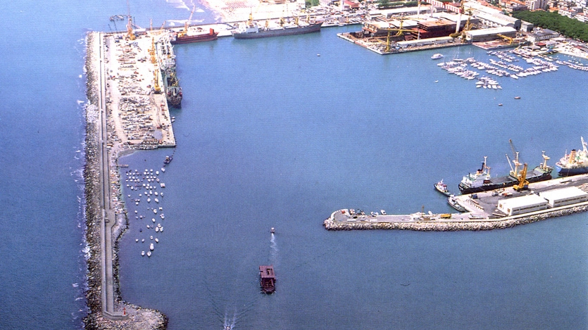 il porto di carrara  dal libro "Il porto di Carrara"