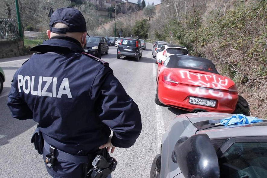 L'auto vandalizzata (foto Lazzeroni)