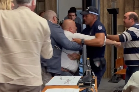 Tensione in consiglio comunale a Terni: il sindaco Bandecchi bloccato (Fonte Radio Tele Galileo)