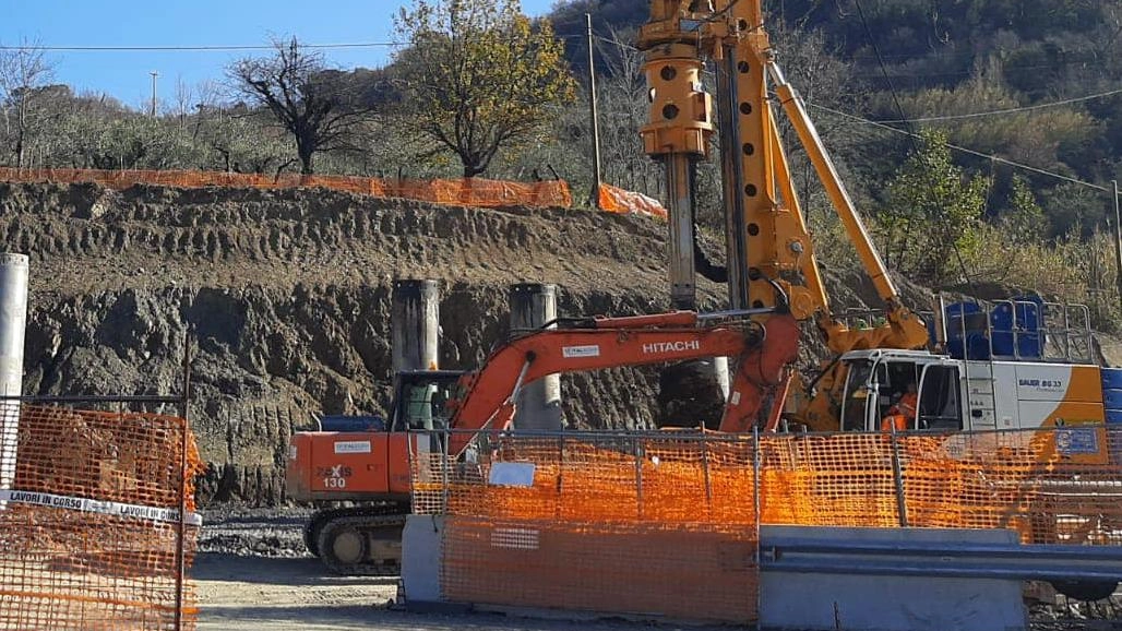 Maxi rotatoria, viabilità modificata Un semaforo per accelerare i lavori Maxi rotatoria, viabilità modificata Un semaforo per accelerare i lavori