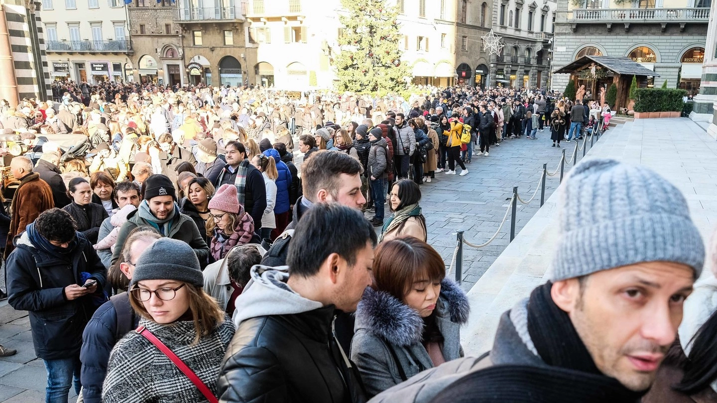 La lunga coda di turisti in piazza Duomo per entrare a vedere Santa Maria del Fiore