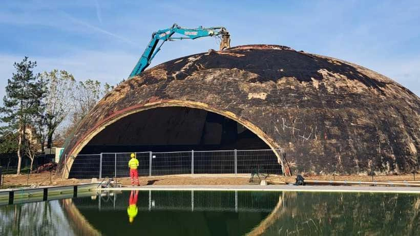 Piscina comunale Demolita la cupola. Al via i lavori per il nuovo impianto