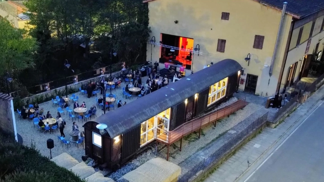 Il vagone-bistrot del Teatro Comunale di Antella viaggia attraverso la cucina nel tempo e intorno al mondo, dal 16 novembre al 14 aprile, tutti i giovedì dalle ore 19.30. La prima cena-spettacolo è al tempo dei Romani con Trimalcione e le ricette di Apicio