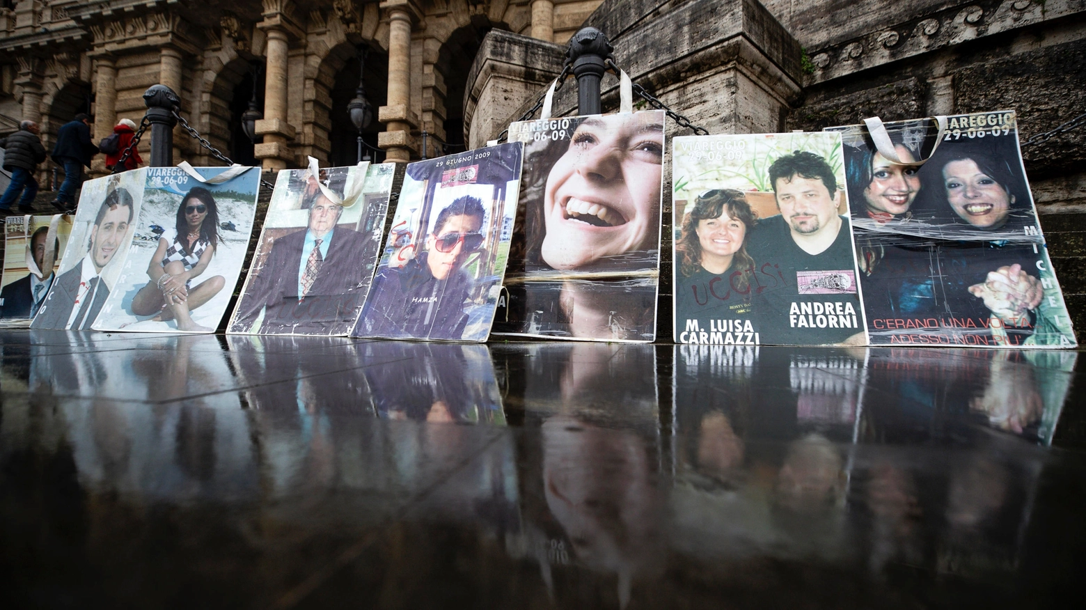 Famigliari delle vittime con le associazioni espongono foto e striscioni durante l'udienza alla Corte Suprema di Cassazione