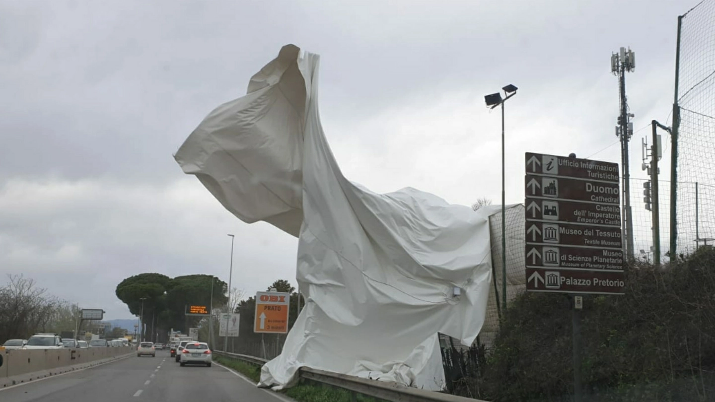 Il pallone dello Sporting Mezzana strappato dal vento (foto Attalmi)