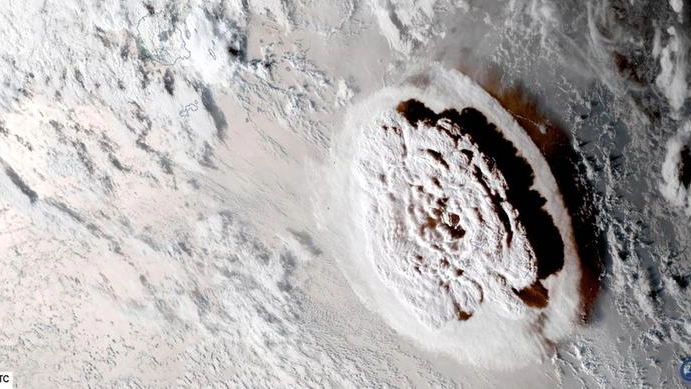 Eruzione del vulcano sottomarino a Tonga vista dal satellite (Ansa)