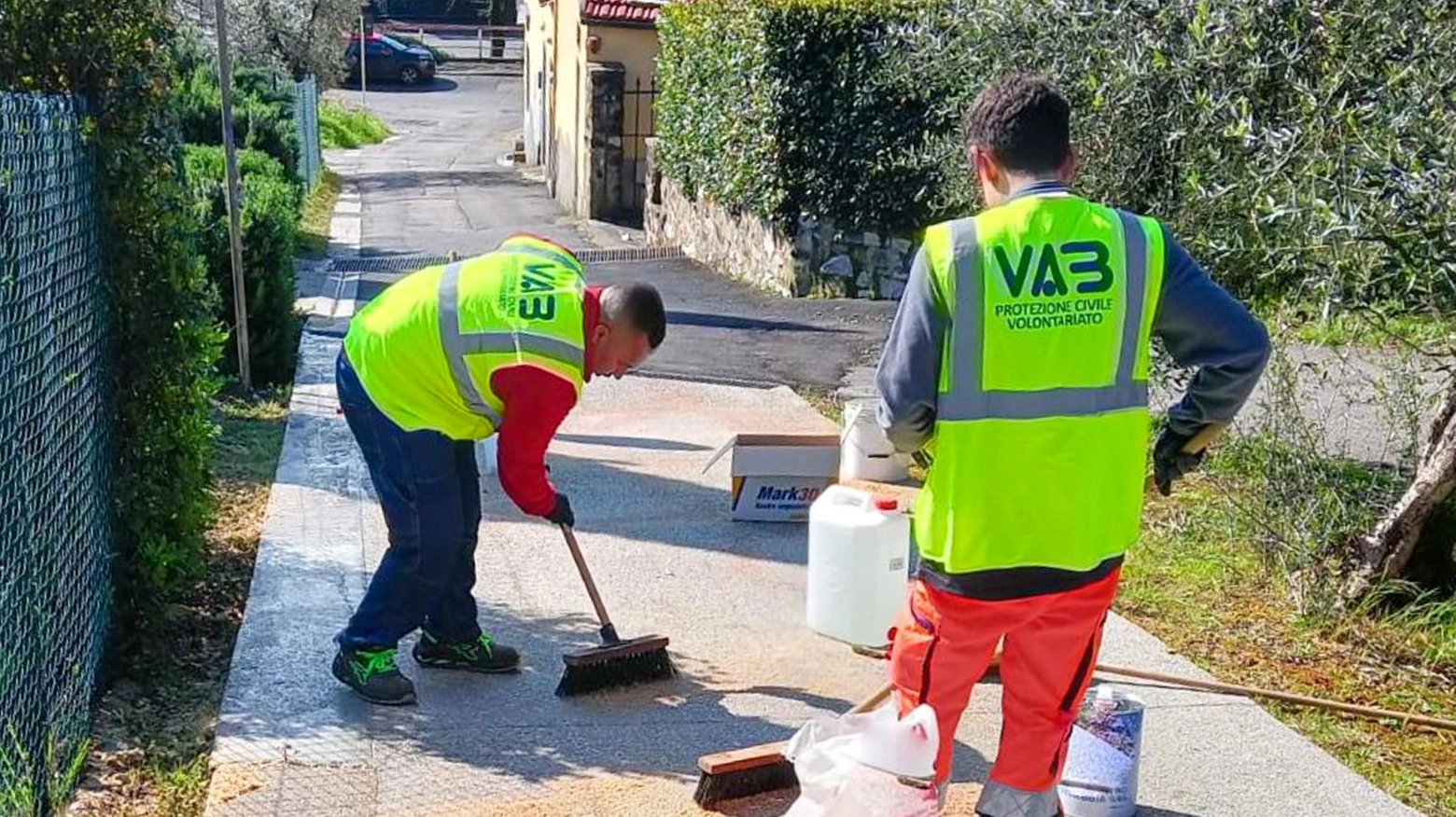 Ripulita la strada luminescente Così i volontari replicano ai vandali Ripulita la strada luminescente Così i volontari replicano ai vandali