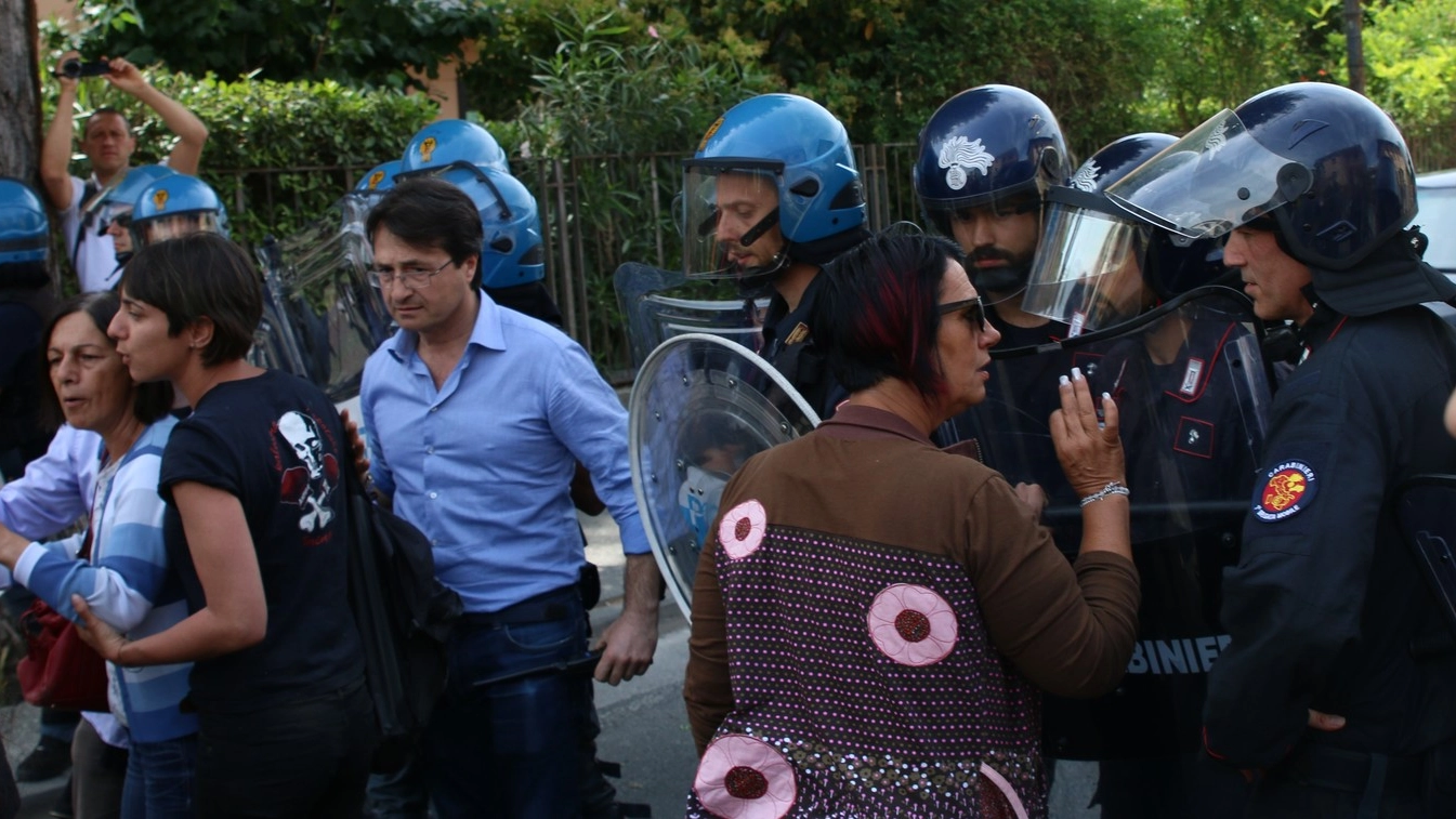 Momenti di tensione tra poliziotti, carabinieri e manifestanti