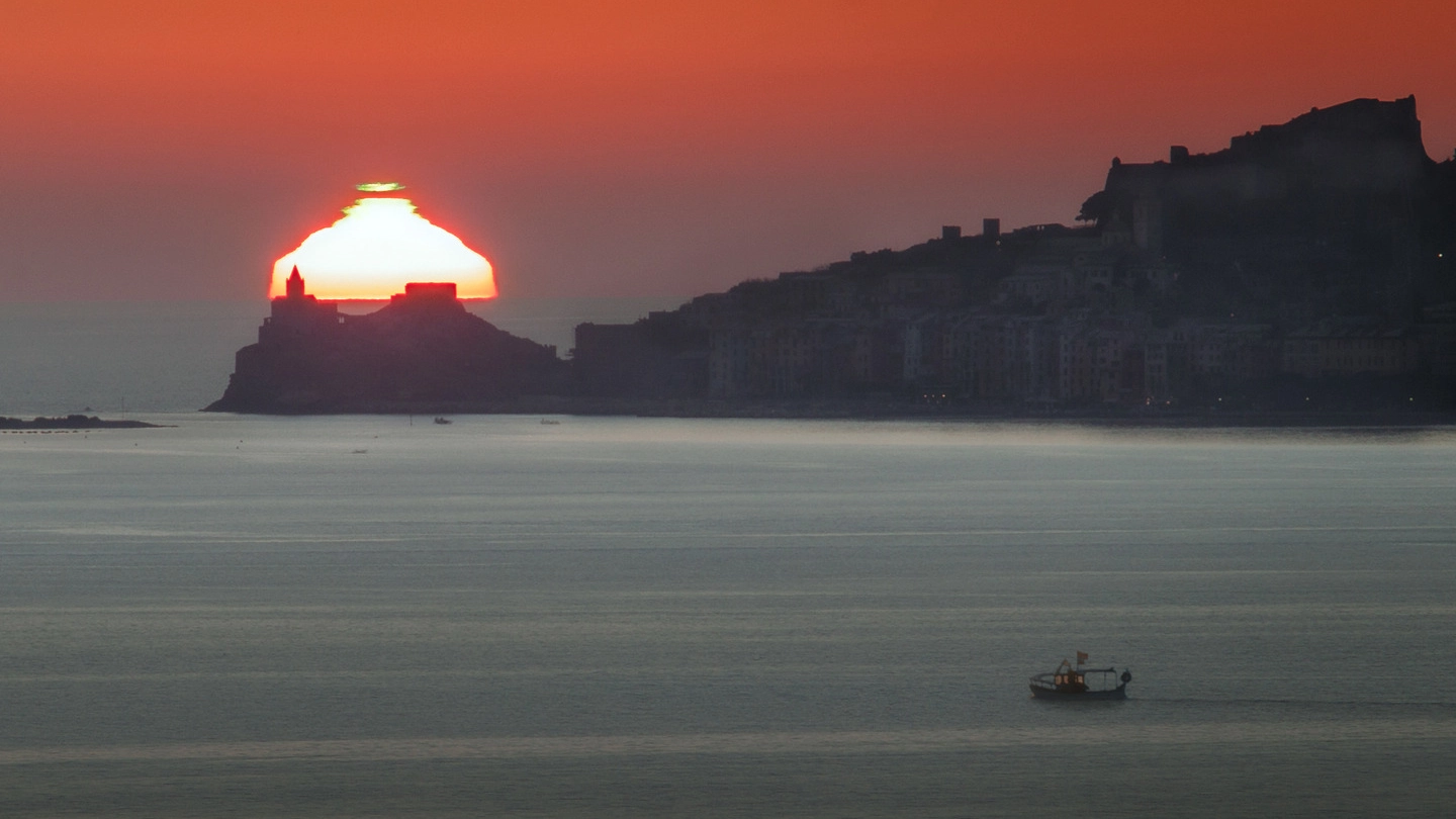 FASCINO L’insolito tramonto a Porto Venere immortalato dal fotografo massese appassionato di astronomia Paolo Lazzarotti