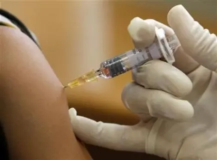 Covid, Ema autorizza i vaccini Pfizer e Moderna contro Omicron