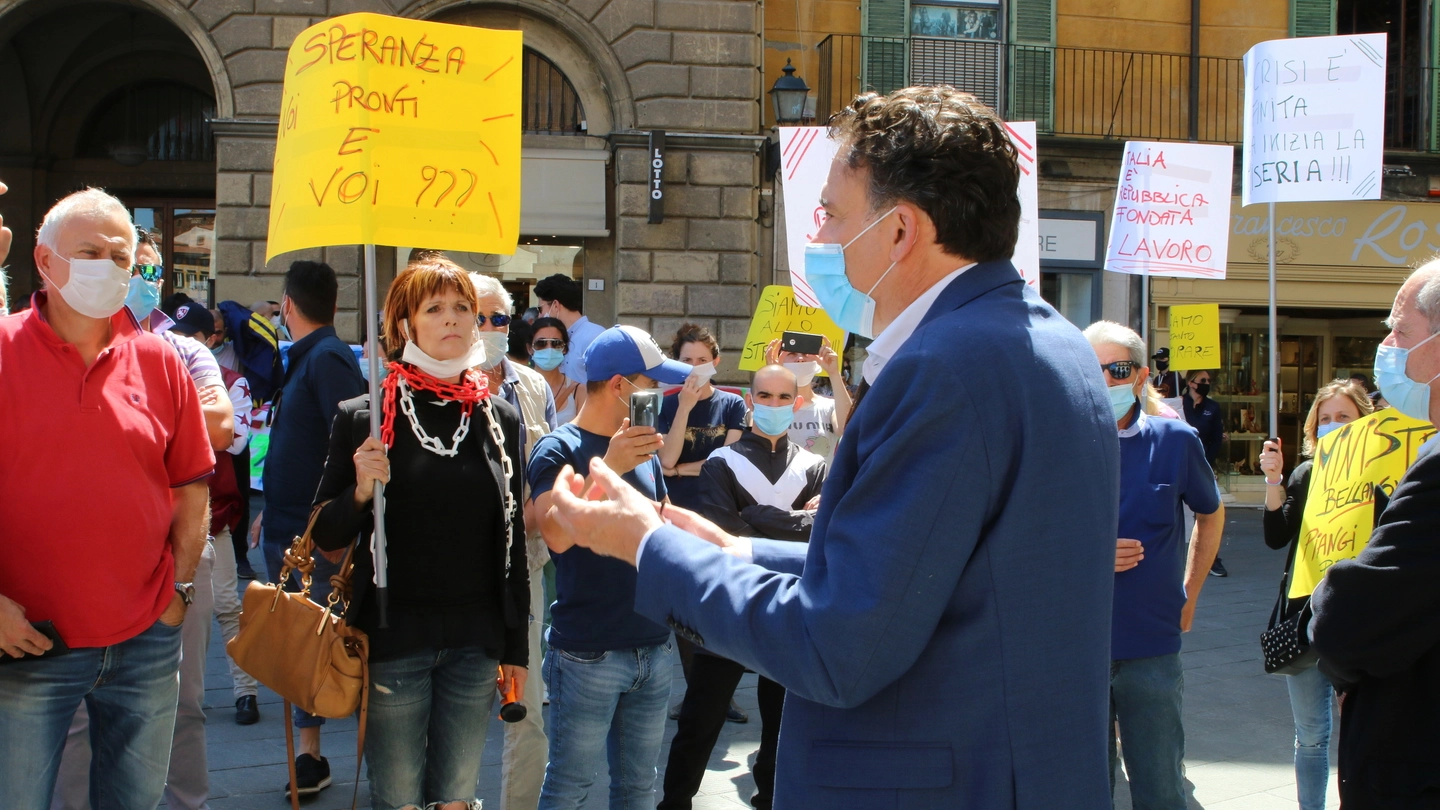 Il sindaco di Pisa parla con i manifestanti (Valtriani)