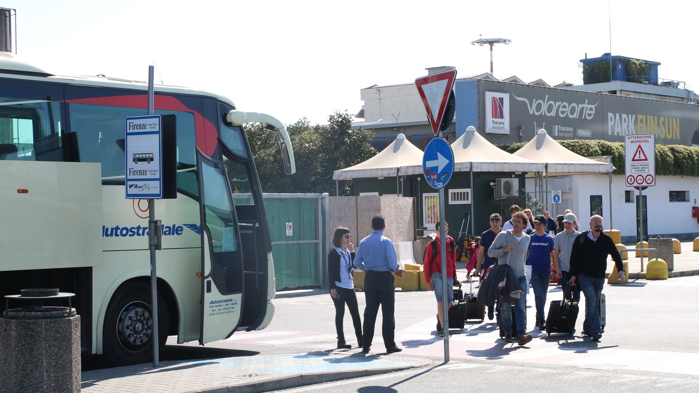 Il terminal dei bus turistici davanti all’aeroporto «Galileo Galilei» (Foto Valtriani)