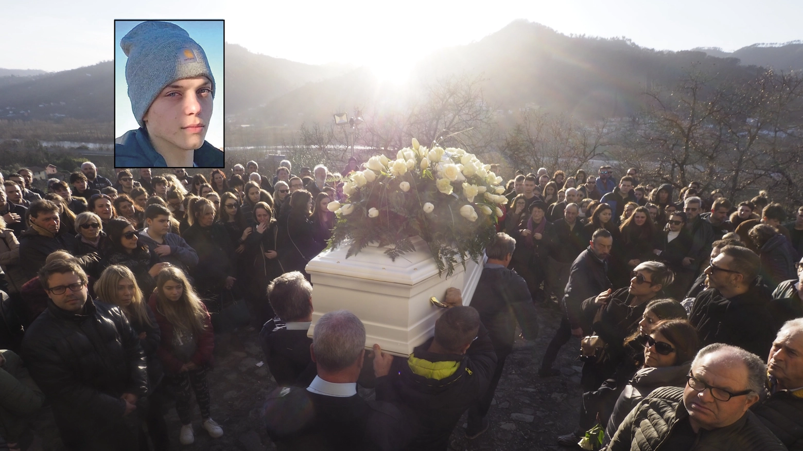 I funerali di Andrea Rapallini - Foto Pasquali (Nel riquadro il giovane)