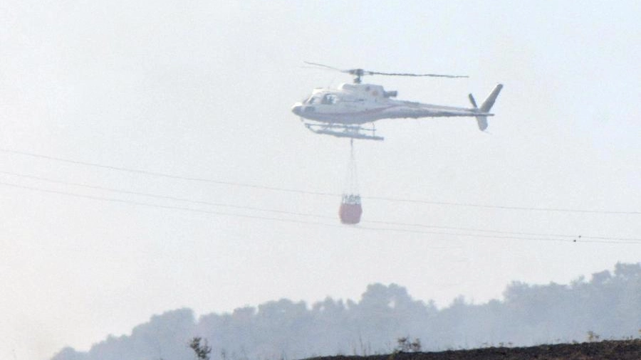 Incendio a Rosella, uno degli elicotteri in azione