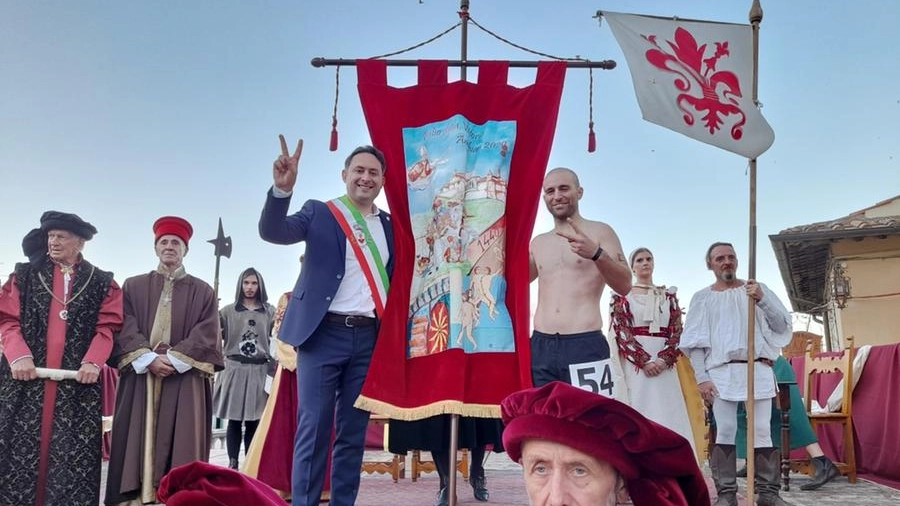 Il sindaco di Anghiari, Alessandro Polcri, consegna il drappo al vincitore Lapo Parissi