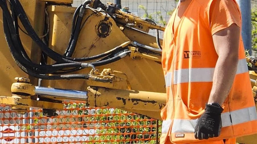 Le ruspe sul Bisenzio  Gli operai al lavoro  per argini più sicuri  E un fiume da vivere