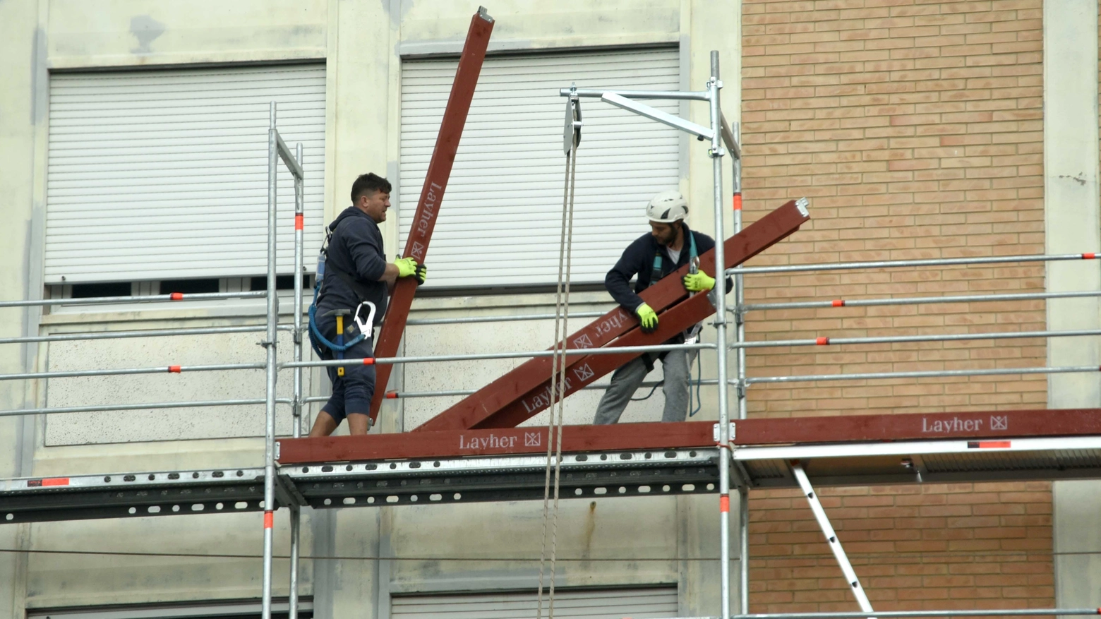 Operai al lavoro sulle facciate