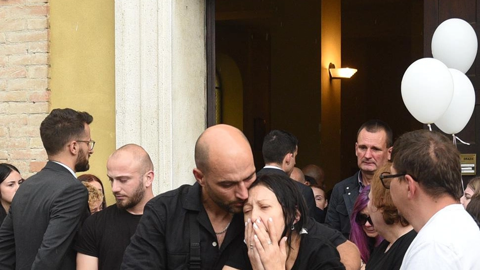 "Vivrai nel nostro cuore" L’ultimo saluto a Nika da una comunità straziata "Vivrai nel nostro cuore" L’ultimo saluto a Nika da una comunità straziata