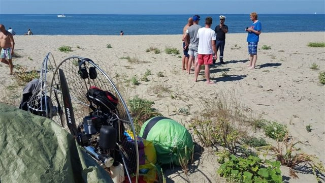 Atterrano su una spiaggia con i parapendii a motore: multati sei ragazzi olandesi