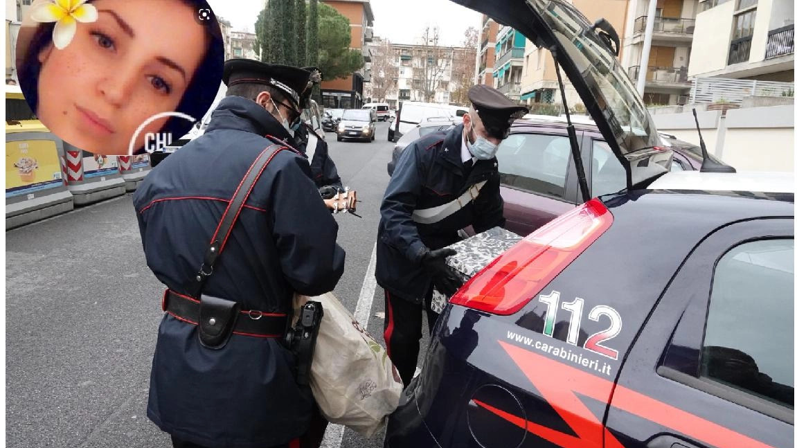 L'arrestata (Fonte Chi l'ha visto?) e i carabinieri di fronte alla casa (New Press Photo)