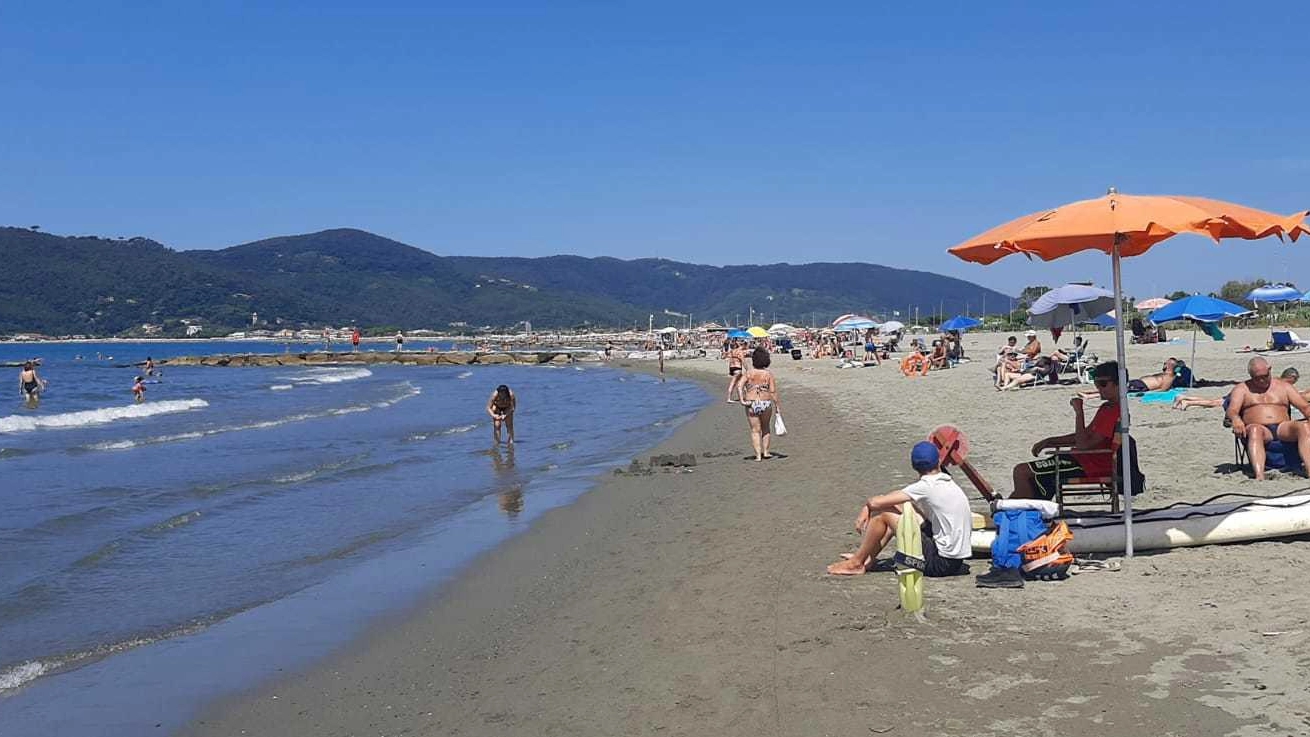 Spiaggia libera sotto controllo Partito il servizio di salvataggio dal Bagno Roma al Tramontana Spiaggia libera sotto controllo Partito il servizio di salvataggio dal Bagno Roma al Tramontana