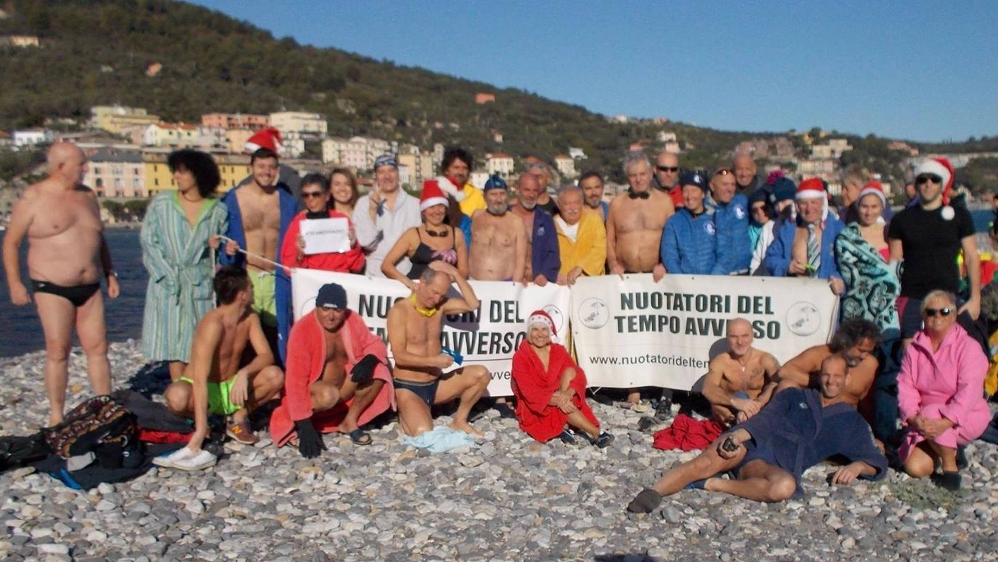 Il gruppo di cinquanta partecipanti al bagno invernale all’isola Palmaria a 12°