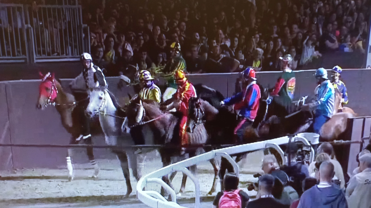 Un momento delle tribolate fasi della mossa del palio di Ferrara (Foto Valdesi)