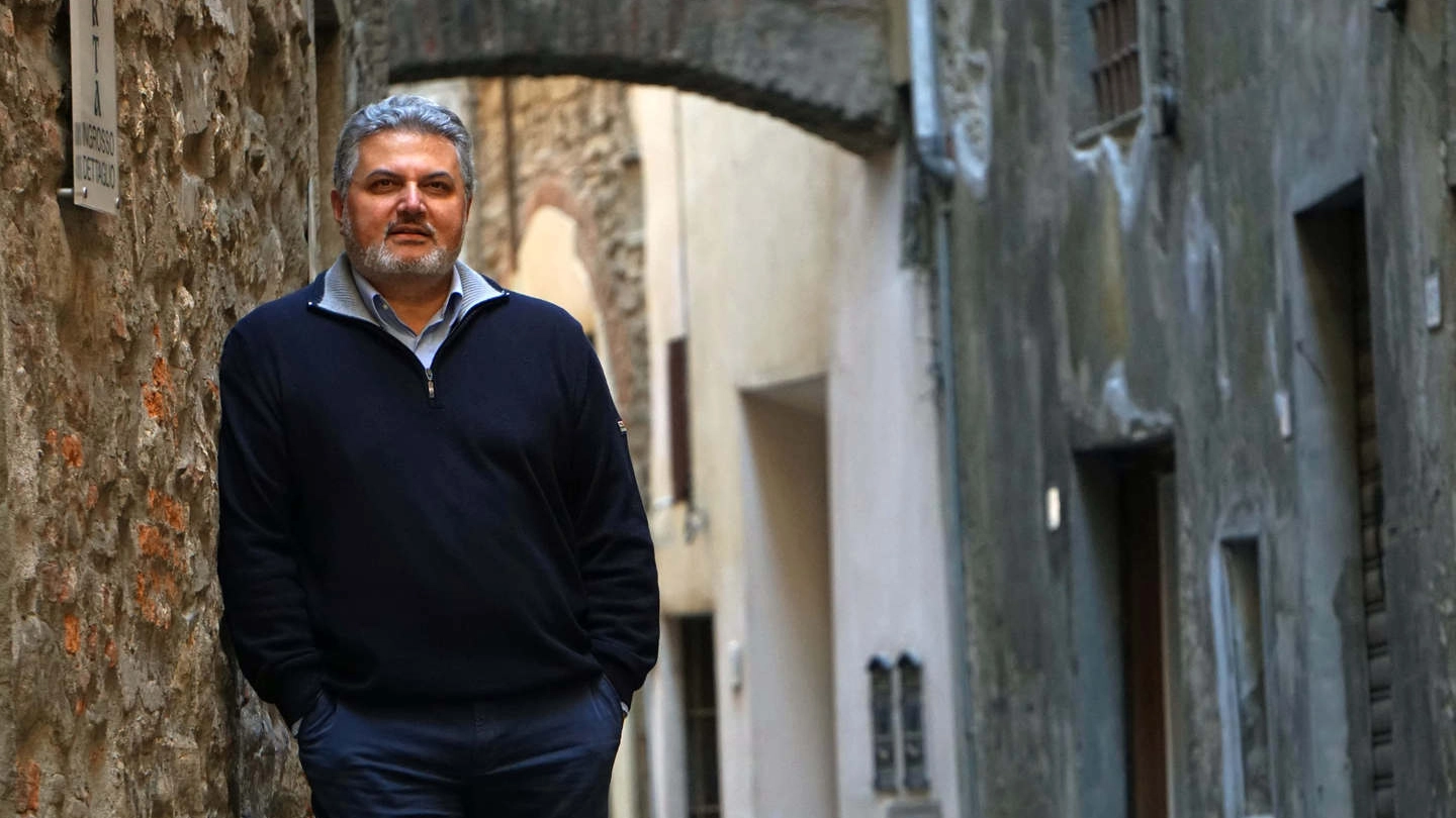 Lo scrittore Antonio Fusco, capo della Squadra Mobile della questura di Pistoia, fotografato da Luca Castellani per le vie del centro storico