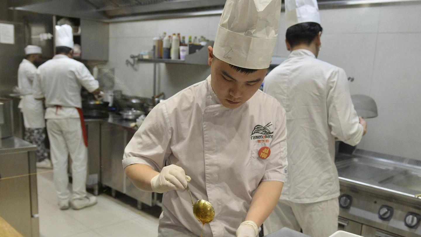 La cucina di un ristorante cinese: è un momento difficile gli esercizi orientali