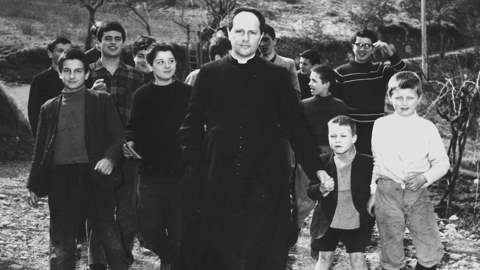 Una mano tesa al nemico. Insinna legge don Milani Una mano tesa al nemico. Insinna legge don Milani