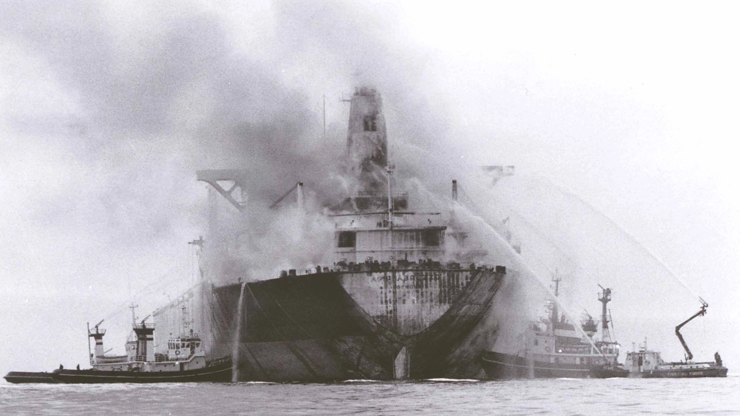 Il rogo della petroliera Agip Abruzzi dopo l’impatto con il traghetto
