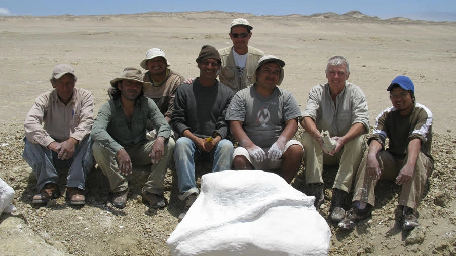 Foto di gruppo dopo lo scavo di Mystacodon selenesis a Media Luna