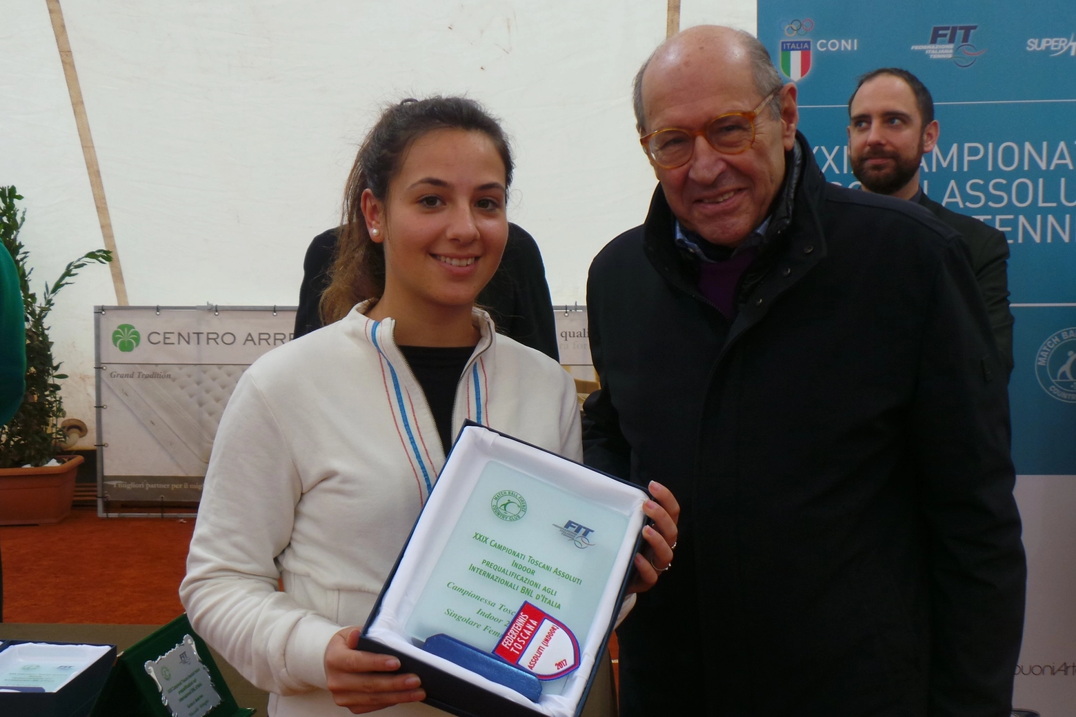 Lucrezia Stefanini premiata dal presidente Casamonti